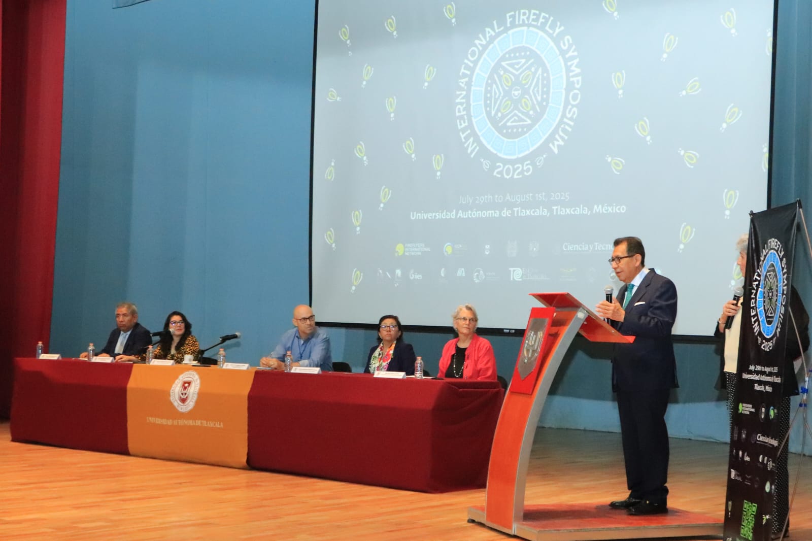 Recibe la UATx a especialistas de cuatro continentes; participan en Simposio Internacional de Luciérnagas 2025
